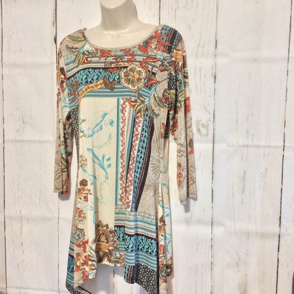 Me‘chant  Tunic top tan blue floral shark bite M - Picture 5 of 9